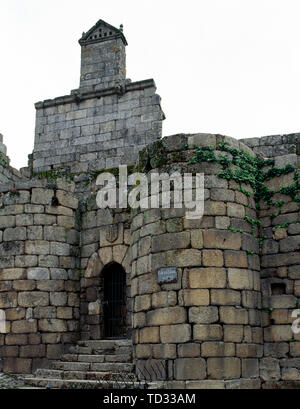 Spanien. Galizien. Besonders hervorzuheben. Zas. Das Schloss der Grafen von Sarmiento. Es war in der Mitte des 15. Jahrhunderts gebaut. Spätgotischen Stil. Eine der Zugangsklappen zu den Gehäuse, verteidigt mit zwei Würfel Türmen. Über der Tür, das Wappen der Sarmientos. Stockfoto