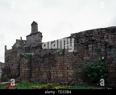 Spanien. Galizien. Besonders hervorzuheben. Zas. Das Schloss der Grafen von Sarmiento. Es war in der Mitte des 15. Jahrhunderts gebaut. Spätgotischen Stil. Wand. Stockfoto