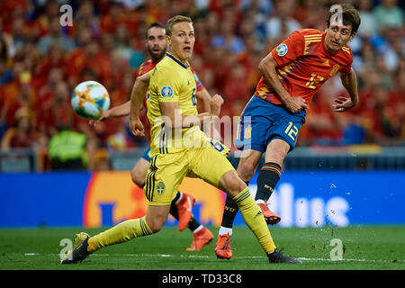 MADRID, Spanien - 10. Juni: oyarzabal (R) von Spanien kickt den Ball zu zählen neben Ludwig Augustinsson Schweden während der UEFA EURO 2020 qualifier Match zwischen Schweden und Spanien in Santiago Bernabeu am 10. Juni 2019 in Madrid, Spanien. (Foto von David Aliaga/MB Medien) Stockfoto