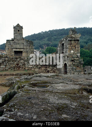 Spanien. Galizien. Besonders hervorzuheben. Zas. Das Schloss der Grafen von Sarmiento. Es war in der Mitte des 15. Jahrhunderts gebaut. Spätgotischen Stil. Ruinen von Mauern und Schornstein. Stein Friedhof vom 9. bis 12. Jahrhundert. Im Vordergrund des Bildes, Ruinen und anthropomorphen Gräber. Stockfoto