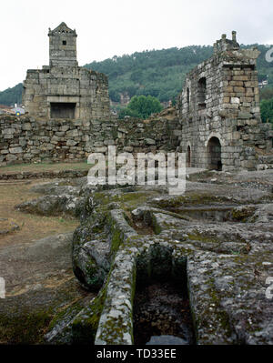 Spanien. Galizien. Besonders hervorzuheben. Zas. Das Schloss der Grafen von Sarmiento. Es war in der Mitte des 15. Jahrhunderts gebaut. Spätgotischen Stil. Ruinen von Mauern und Schornstein. Stein Friedhof vom 9. bis 12. Jahrhundert. Im Vordergrund des Bildes, Ruinen und anthropomorphen Gräber. Stockfoto