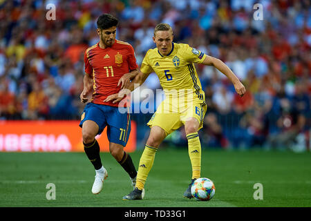 MADRID, Spanien - 10. Juni: Ludwig Augustinsson (R) von Schweden konkurriert für die Kugel mit Marco Asensio Spaniens während der UEFA EURO 2020 qualifier Match zwischen Schweden und Spanien in Santiago Bernabeu am 10. Juni 2019 in Madrid, Spanien. (Foto von David Aliaga/MB Medien) Stockfoto