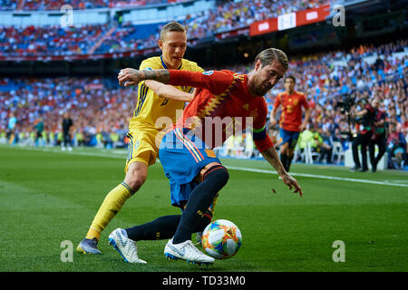 MADRID, Spanien - 10. Juni: Ludwig Augustinsson (L) von Schweden konkurriert für die Kugel mit Sergio Ramos von Spanien während der UEFA EURO 2020 qualifier Match zwischen Schweden und Spanien in Santiago Bernabeu am 10. Juni 2019 in Madrid, Spanien. (Foto von David Aliaga/MB Medien) Stockfoto