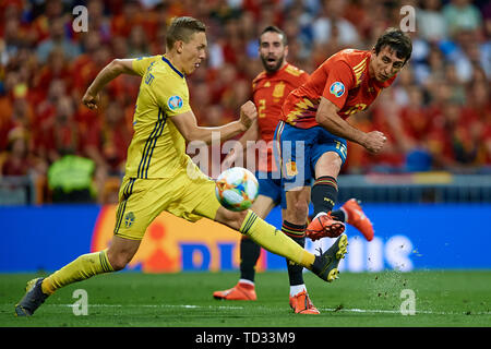 MADRID, Spanien - 10. Juni: oyarzabal (R) von Spanien kickt den Ball zu zählen neben Ludwig Augustinsson Schweden während der UEFA EURO 2020 qualifier Match zwischen Schweden und Spanien in Santiago Bernabeu am 10. Juni 2019 in Madrid, Spanien. (Foto von David Aliaga/MB Medien) Stockfoto