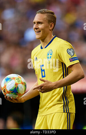 MADRID, Spanien - 10. Juni: Ludwig Augustinsson Schweden hält die Kugel während der UEFA EURO 2020 qualifier Match zwischen Schweden und Spanien in Santiago Bernabeu am 10. Juni 2019 in Madrid, Spanien. (Foto von David Aliaga/MB Medien) Stockfoto