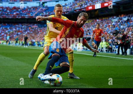 MADRID, Spanien - 10. Juni: Ludwig Augustinsson (L) von Schweden konkurriert für die Kugel mit Sergio Ramos von Spanien während der UEFA EURO 2020 qualifier Match zwischen Schweden und Spanien in Santiago Bernabeu am 10. Juni 2019 in Madrid, Spanien. (Foto von David Aliaga/MB Medien) Stockfoto