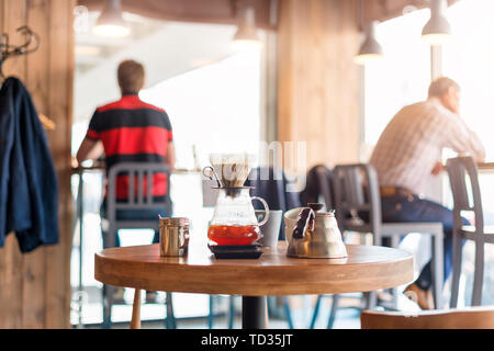 Nahaufnahme von Kaffee brühen Gadgets auf hölzernen Tisch im Café. Tropfen brauen, gefilterter Kaffee, oder Gießen-über ist eine Methode, die Wasser über Gießen Stockfoto