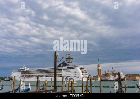 Venedig, Italien, 26. MAI 2019: Blick auf MSC Opera Kreuzfahrt in Venedig, Italien. Diese 13 Decks Schiff wurde 2004 ins Leben gerufen und haben eine Kapazität von 2679 Beifahrer Stockfoto