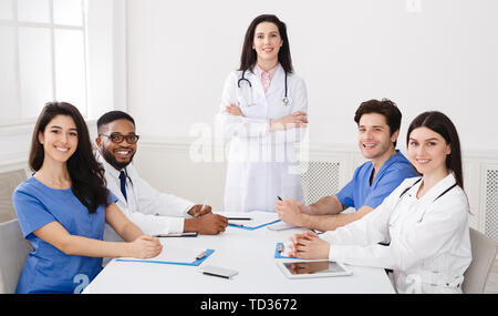 Ärzte bei der Kamera suchen, im Krankenhaus Büro sitzen Stockfoto