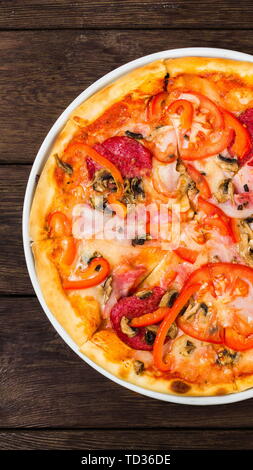 Leckere Pizza mit Pilzen und geräuchertem Huhn Stockfoto