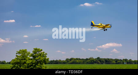 Indianola, Mississippi - ein Flugzeug gilt Schädlingsbekämpfungsmittel mit einem Feld im Mississippi Delta. Stockfoto