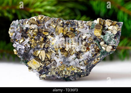 Makroaufnahmen von natürlichen Edelstein. Das rohe Mineral ist Pyrit, China. Isoliertes Objekt auf einem weißen Hintergrund. Stockfoto