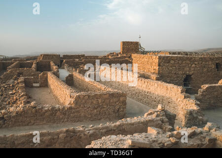 Ruinen der alten Festung Masada in der Wüste in der Nähe des Toten Meeres. Stein Mauern der alten Festung auf dem Berg in Israel gebaut. Archäologie und Stockfoto