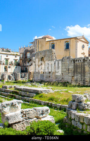 Historische Ruinen der Tempel des Apollo in der Insel Ortigia, Syrakus, Sizilien, Italien. Antike griechische Denkmal, bedeutende archäologische Stätte. Beliebte touristische Ort. Tempelruinen. Stockfoto