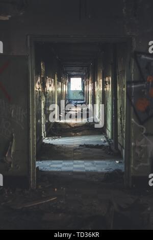 Innenaufnahme einer alten verlassenen Anlage in einem Vorort Stadt Stockfoto