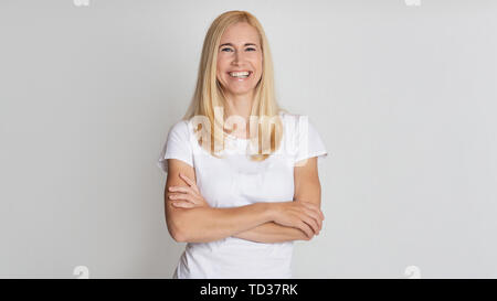 Portrait von Happy reife Frau posiert mit verschränkten Armen Stockfoto
