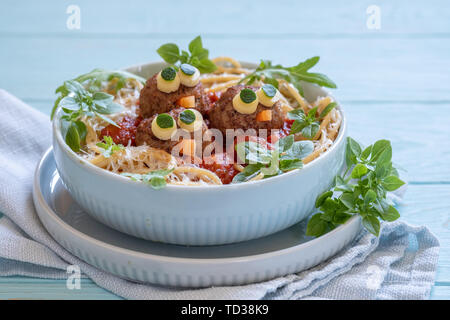 Pasta Spaghetti mit lustigen Frikadellen für Kinder. Vögel in Nestern Stockfoto