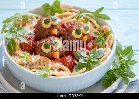 Pasta Spaghetti mit lustigen Frikadellen für Kinder. Vögel in Nestern Stockfoto
