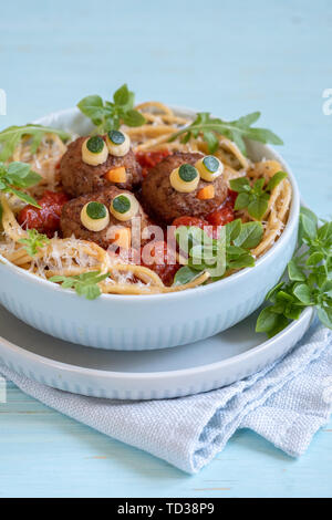 Pasta Spaghetti mit lustigen Frikadellen für Kinder. Vögel in Nestern Stockfoto