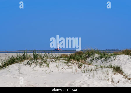 Leuchtturm Westerheversand in die Ferne. Blick von Sankt Peter-Ording Strand im Norden Deutschlands Stockfoto