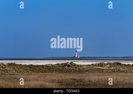 Leuchtturm Westerheversand. Blick von Sankt Peter-Ording Strand im Norden Deutschlands Stockfoto