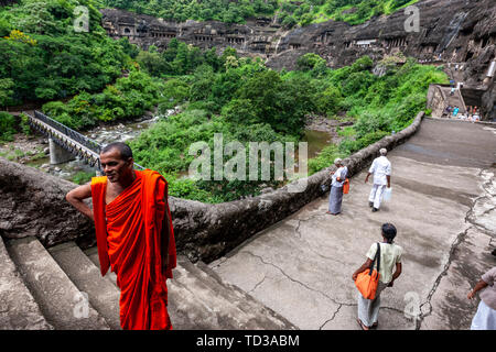 Buddhistischer Mönch in Ajanta Höhlen, Mumbai, Maharashtra, Indien Stockfoto