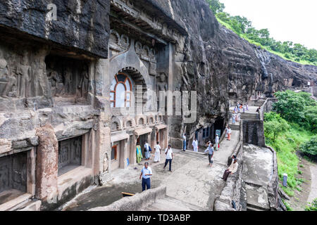 Eingang zur Höhle 9 und Panoramablick von Ajanta Höhlen, Mumbai, Maharashtra, Indien Stockfoto