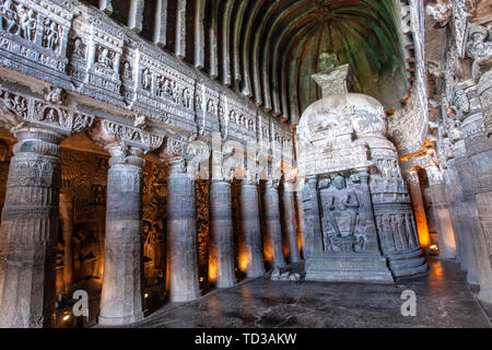 Die dagoba (Stupa), Buddha auf der Vorderseite, in der Gebetshalle mit 36 geschnitzten Paneelen, Höhle 26, Ajanta Höhlen, Mumbai, Indien Stockfoto