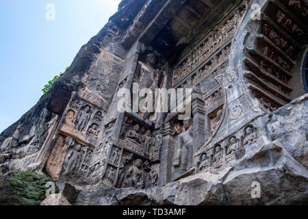 Stein geschnitzten Figuren in der Fassade der Höhle 26 (5. Jahrhundert CE), Ajanta Höhlen, Mumbai, Maharashtra, Indien Stockfoto