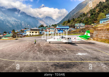 Lukla, Nepal - Nov 5, 2018: Flugzeug ist die Vorbereitung von Hillary - Tenzing Flughafen 500 m Landebahn in Lukla, Nepal. Stockfoto