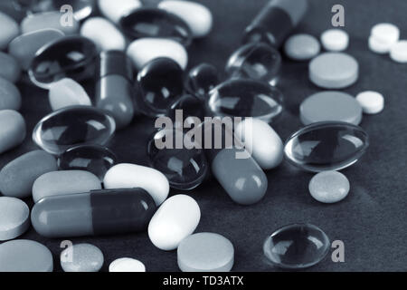 Sortiment von Pillen, Tabletten und Kapseln in Hellgrau Stockfoto