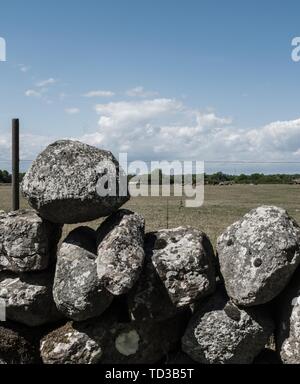 Stapel von Felsen übereinander als gestapelt Ein Zaun in einem Feld Stockfoto