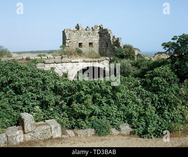 Italien. Cumae. Gegründet wurde etwa 750 v. Chr. von Griechen aus Chalcis. Ruinen der quadratischen byzantinischen Turm. Es ist eine defensive Funktion. Stiftungen in Steinblöcken und oberen Etagen mit Ziegeln. Kampanien. Stockfoto