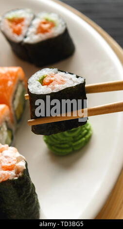 Essen sushi Maki im japanischen Restaurant mit Holzstäbchen Stockfoto