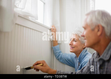 Reifes Paar Malerei ein Haus. Stockfoto