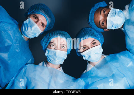 Ärzte in Betrieb Theater am Patienten suchen Stockfoto