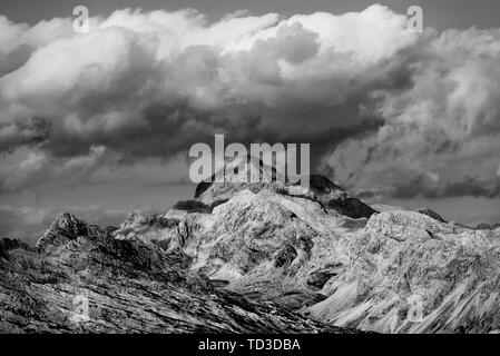 Dramatische Sicht auf die hochalpinen Gipfel des Triglav in den Julischen Alpen, Slowenien. Schwarz und Weiß Foto Stockfoto