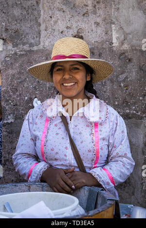 Porträt eines Eis Verkäufer auf der Straße in Arequipa, Peru, Südamerika Stockfoto