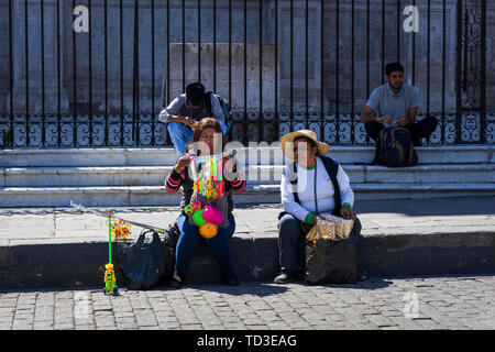 Frauen Straßenverkäufer setzte sich auf Schritte in der Plaza de Armas in Cusco, Peru, Südamerika Stockfoto