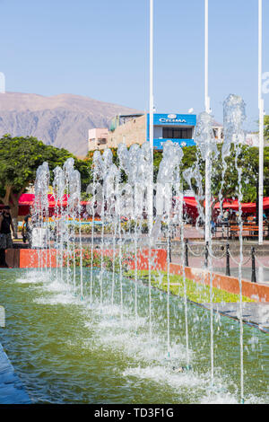 Brunnen in der Plaza de Armas, dem Hauptplatz in Nazca, Peru, Südamerika Stockfoto