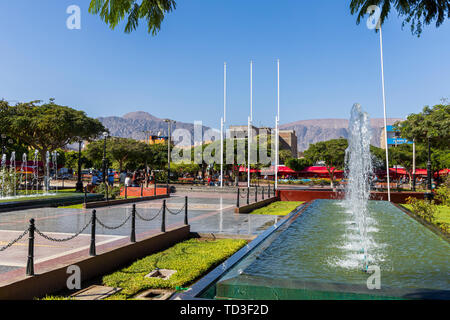 Brunnen in der Plaza de Armas, dem Hauptplatz in Nazca, Peru, Südamerika Stockfoto