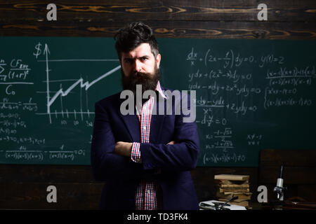 Die Lehrer nicht nur das Thema Liebe. Portrait von Lehrerin mit moderner Technologie Laptop in ihrer Klasse. Bildung Aktivitäten im Klassenzimmer an sch Stockfoto