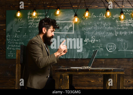 Reifen tutor Lehrer geben Privatunterricht Vorschule Junge, Lehrer Zeichnung im Klassenzimmer in der Schule, Konzept Bildung - Zurück zu Schule auf Grün Stockfoto