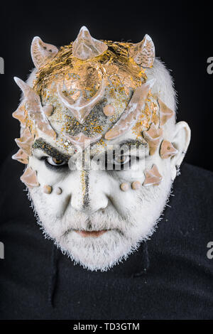 Kopf mit Stacheln oder Warzen, Gesicht bedeckt mit glitzert, bis zu schließen. Alien, Dämon, Zauberer Make-up. Fantasy Konzept. Daemon auf ernstes Gesicht, schwarz Stockfoto