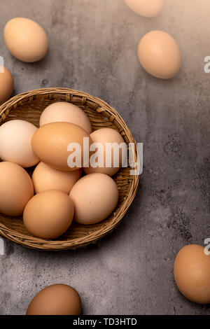 Frische Eier auf den Tisch Stockfoto
