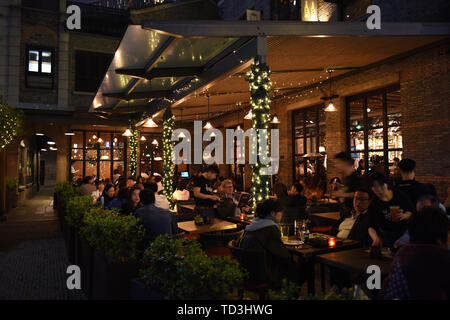 Das Wetter wärmer ist während des 1. Mai Urlaub in 2019. Xintiandi Open-Air-Restaurants sind sehr beliebt. Stockfoto