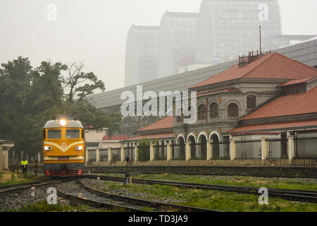 Beijing North Station ist der Ausgangspunkt der Jingtong Jingbao Bahn und die Bahn, während die Xizhimen zurück Abschnitt neben der Beijing North Station ist ein Ort für die komplette Parken von Lokomotiven. Es wurde gebaut, als Herr Zhan Tianyou über den Bau der Eisenbahn Beijing-Zhang vor mehr als 100 Jahren präsidierte. Derzeit ist die Xizhimen zurück Abschnitt wurde abgerissen und von der historischen Bühne mit dem Bau der Beijing-Zhang high-speed Rail zurückgezogen. Stockfoto