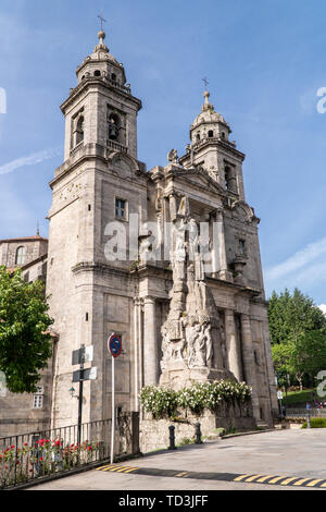 Kloster und Kirche Fassade von San Francisco. Wide Angle Shot von unten Stockfoto