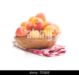 Süße Aprikosen Früchte in der Schüssel auf weißem Hintergrund. Stockfoto