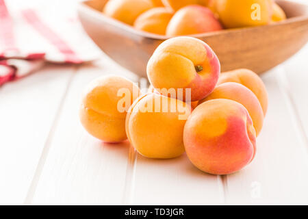 Süße Aprikosen Früchte auf weißer Tisch. Stockfoto